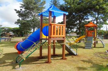 Praça ganha playground em Sabáudia