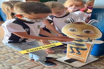 Escolas ganham totem para higienização dos estudantes