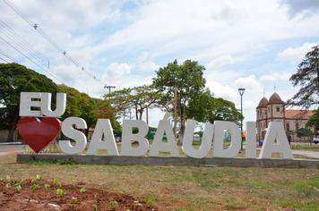 Novo letreiro amanhece quebrado após ato de vandalismo