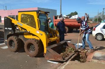 Prefeitura faz limpeza de bueiros e galerias