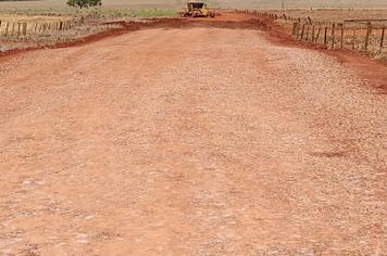 Secretaria de Agricultura realiza melhorias em estrada rural