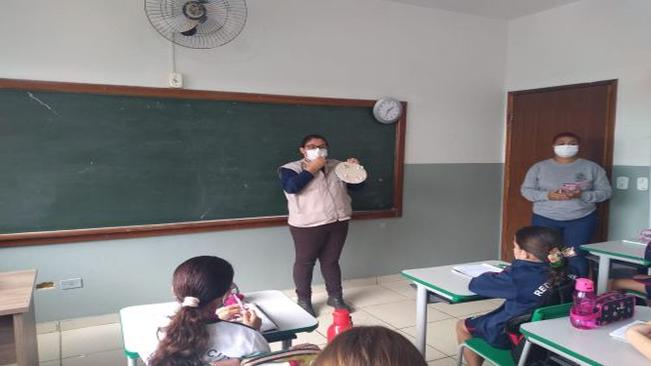 Alunos realizam trabalho sobre a dengue