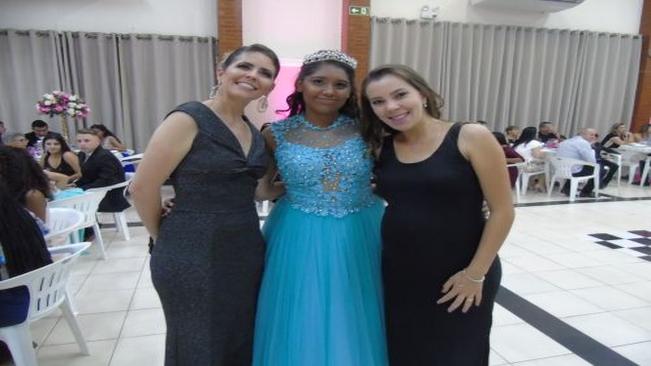 Adolescente de Sabáudia realiza sonho de debutante