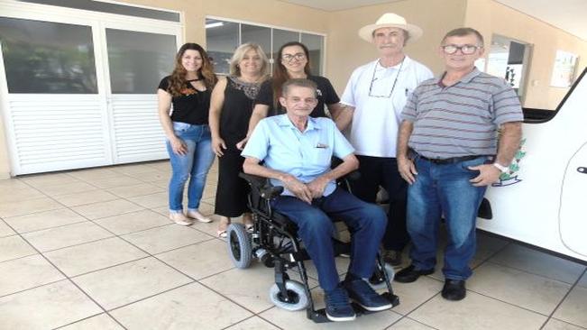 Secretaria de Saúde entrega cadeira de roda motorizada para paciente