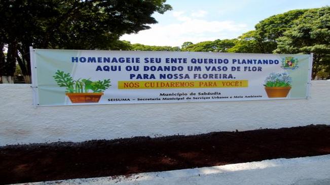 Cemitério ganha canteiro externo com doação de plantas