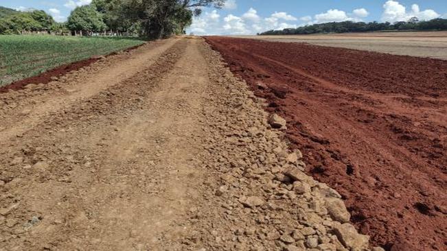 ADEQUAÇÃO E CASCALHAMENTO DE ESTRADA RURAIS NO BAIRRO DO PIRAPÓ