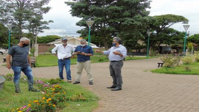 Seisuma faz manutenção nos bairros e prefeito acompanha
