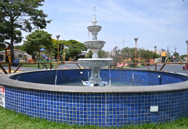 FONTE DE ÁGUA DÁ CHARME À PRAÇA ANTONIO ZANIN