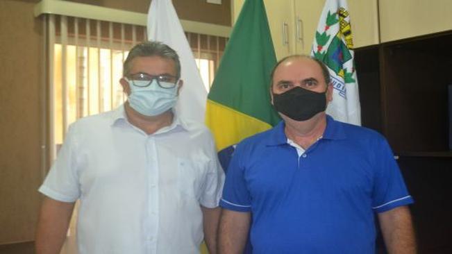 Padre Fidel visita Sabáudia e é recebido pelo prefeito Moises em seu gabinete