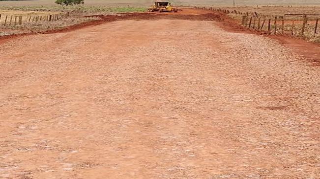 Secretaria de Agricultura realiza melhorias em estrada rural