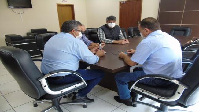 Representante da SEAB visita município