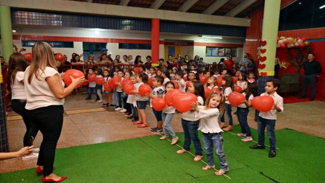 Atrações musicais marcaram noites de apresentações do CMEI Pequeno Polegar